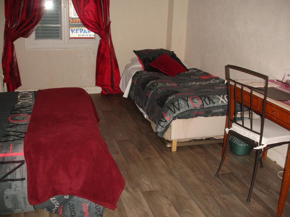 Hotel De La Marmotte Niort Room photo